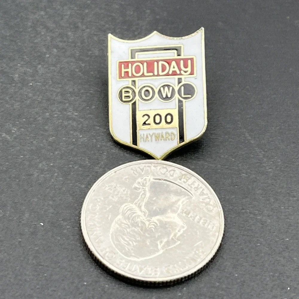 Holiday Bowl Hayward 200 Award Bowling Lapel Hat‎ Pin